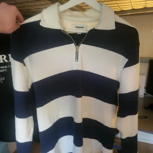 Quarter zip från kappahl - Jag säljer en blåvit stilig quarter zip från Kappahl. Storleken är S, men den passar även en liten M. Den är använd vid ungefär 3-5 tillfällen men är av mycket bra skick. Priset är diskuterbart, så kontakta gärna!