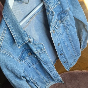 jeansjacka - jeansjacka i storlek S!