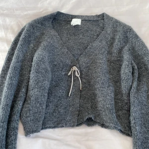 Kofta med silverdetalj från hm - Jättefin och mysig kofta från hm. Storlek S. Endast använd en gång. 😃