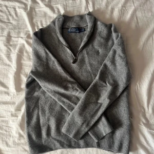 Polo ralph lauren - Riktigt snygg ralph halfzip tröja. Tyvärr så har denna tvättats i maskin och har då krympt. Så skulle säga att den passar XS ungefär.