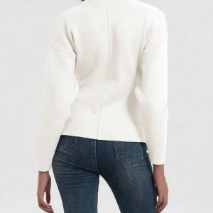 Vit v-ringad kofta - Snygg vit kofta med v-ringning och långa ärmar. I nyskick.