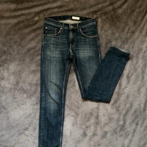 Tiger Of Sweden Jeans - Blåa jeans från Tiger of sweden i storlek 29:34, dock är den upptagen så den är i storlek 29:32 men det går att ändra. Ihopsydd i skrevet (bild 4). Jeansen är väldigt snygga men det finns tecken på användning. Modellen är iggy.