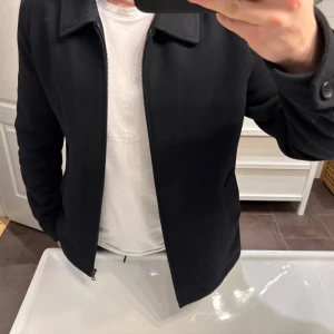 Svart jacka med dragkedja - Snygg svart jacka med dragkedja och krage. Perfekt för sommaren och våren, väldigt enkel att stila och passar bra med allt