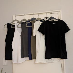 Ett gäng linnen och t-shirtar - 5 linnen (Smog, fsbn, lager 157) och 2 t-shirtar (Alan Rust). Den svarta t-shirten har ett litet hål bak vid sidan om nacken men du kan gott använda den utan att man lägger märke till det eller sy enkelt. Men den är inte inräknad i priset. Jag skickar med den gratis. Annars är de bra skick.