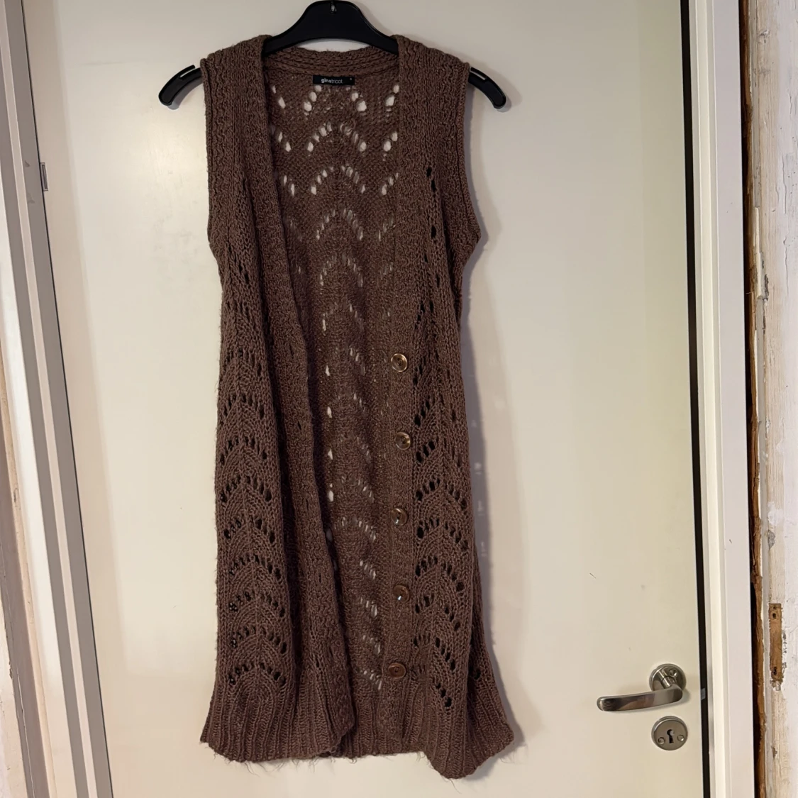 Brun lång stickad väst med knappar