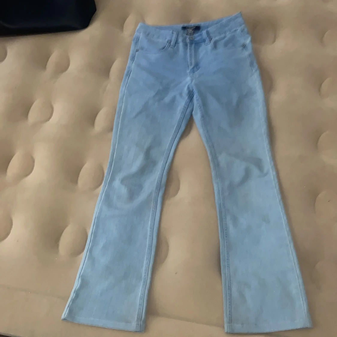 Ljusblå bootcut jeans från Ellos