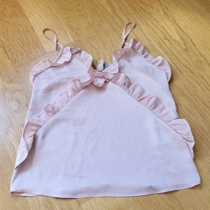 Ljusrosa volanglinne från H&M Divided - Har en några fläckar som inte går bort.