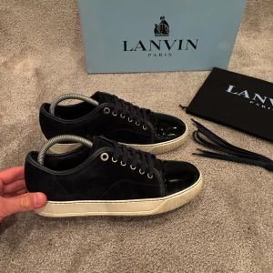Lanvin Captoe  - Hej! Säljer nu dessa väldigt populära och eftertraktade lanvin skorna! Storlek UK 6 vilket motsvarar 40 i EU storlek!  Skick 9,5/10!  Ny pris= 5000 kr Säljs för= 2999 kr