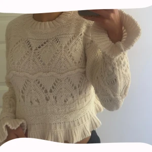 Beige stickad tröja med volang - Superfin beige stickad tröja med volangkant nertill och vid ärmslut. 💓💓