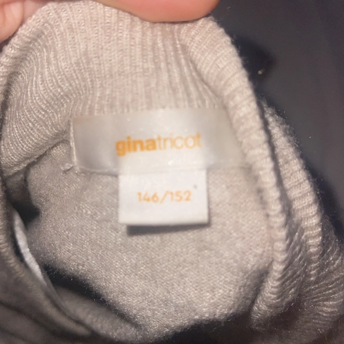 Beige stickad tröja med svart text Gina Tricot - 3