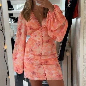 Adoore klänning - Slutsåld klänning från adoore i modellen Florence mini dress i färgen peach och storleken 34. Kvar i sin original plastpåse, både prislapp och returlapp sitter kvar. Bara använd vid tagning av bild.