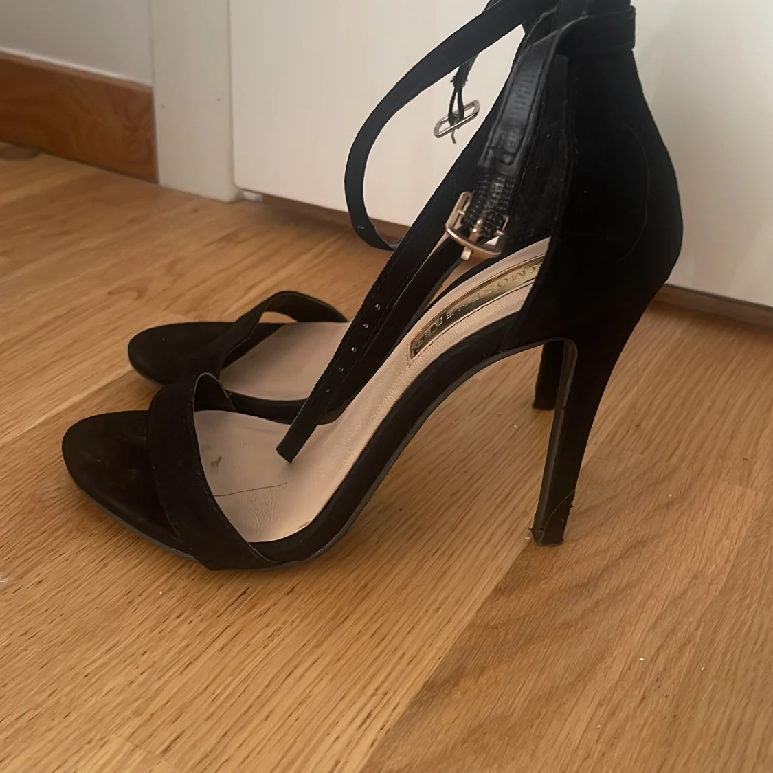 Svarta klackpumps från Atmosphere