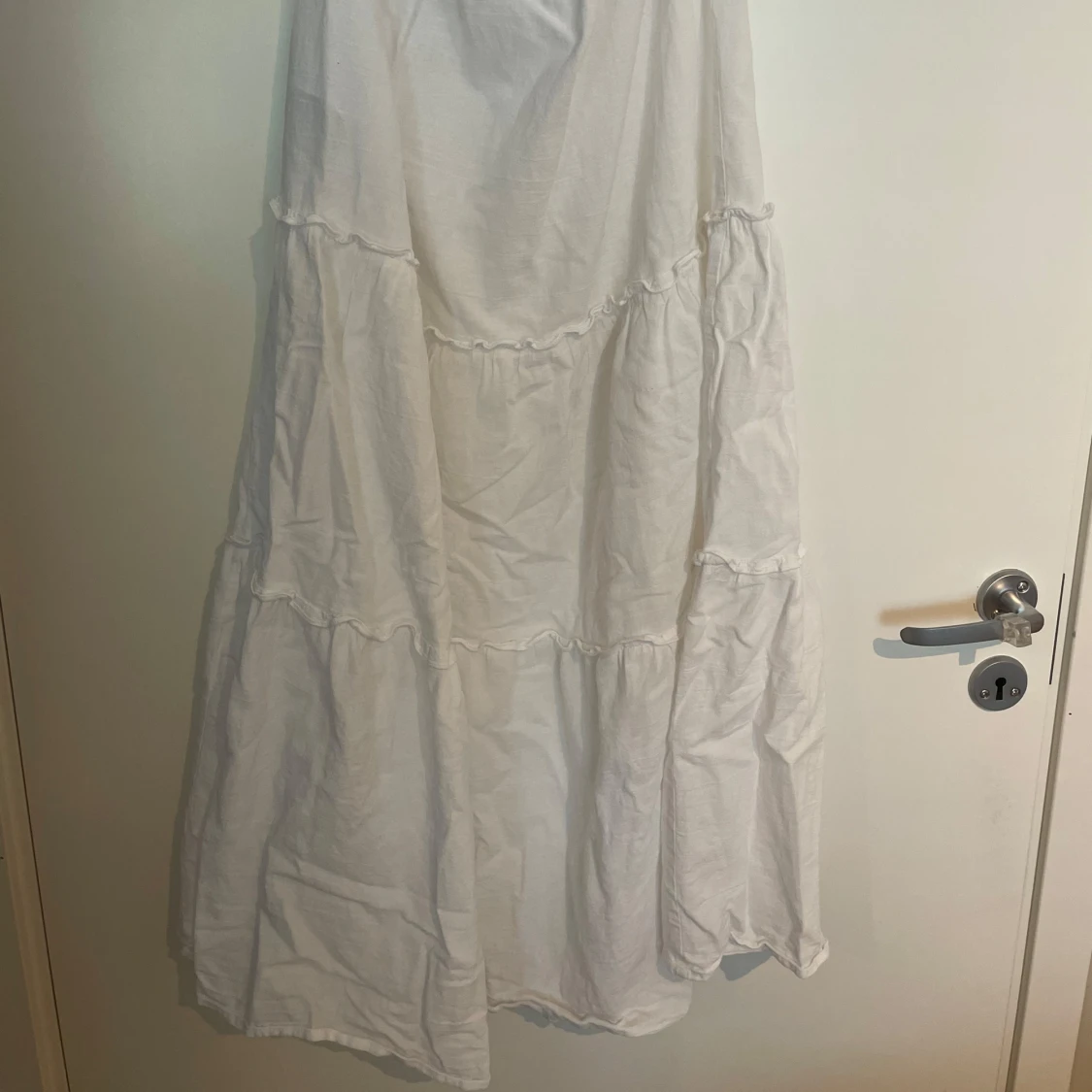 Vit långkjol med volangdetaljer - 3