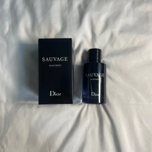 Dior Sauvage Edp -  Helt ny, oöppnad låda 100ML – perfekt skick. Köpt som present men har redan en, så jag slänger den. ✅ 100 ml fullstor flaska ✅ Eau de Parfum-version – fylligare och mer hållbar ✅ Fortfarande förseglad i plastfolie ✅ Köpt från en pålitlig återförsäljare  Perfekt som present eller till dig själv – fräsch, kryddig och maskulin. Ordinarie pris runt 1000 kr+, så gör ett fynd här!  📦 Snabb leverans 💬 Skicka gärna ett meddelande om du har några frågor