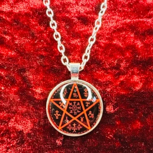 Pentagramhalsband i rött och svart  - Unikt halsband med en rund silverfärgad kedja och hänge. Hänget har svart bakgrund med ett rött pentagram och mystiska symboler. Kedjan är grov och ger en cool vibe, perfekt för dig som gillar alternativ stil och detaljer som sticker ut.