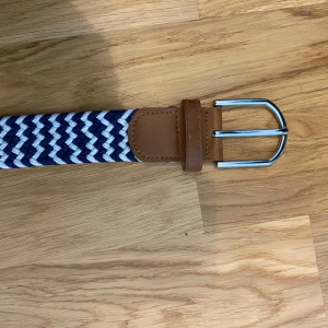 Grisch bälte blå och vit - Säljer ett grisch bälte med en design som är blå och vit. Den är äkta. Nypris 700 men säljer den för 100kr