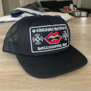 Chrome hearts keps - Säljer nog den fetaste chrome hearts kepsen inför sommaren !! Helt ny och riktigt unik, bara höra av sig vid funderingar !!!!