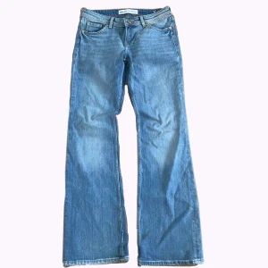 Bootcut jeans från Bershka! - Blåa jeans från Bershka med superfin passform💕Har inte märkt några defekter förutom lite missfärgningar längst ner på insidan av byxorna som inte syns på. Lappen är avklippt men materialet är i bra kvalitet. Gulliga detaljer på bakfickorna!
