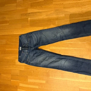 Pepe Jeans  low waist jeans  - Blåa straight fit jeans från Pepe Jeans, modell Venus Power Flex. Låg midja, klassisk femficksdesign och snygga slitningar. Jeansen har dragkedja och dubbla knappar framtill. Perfekta för en avslappnad och cool look.