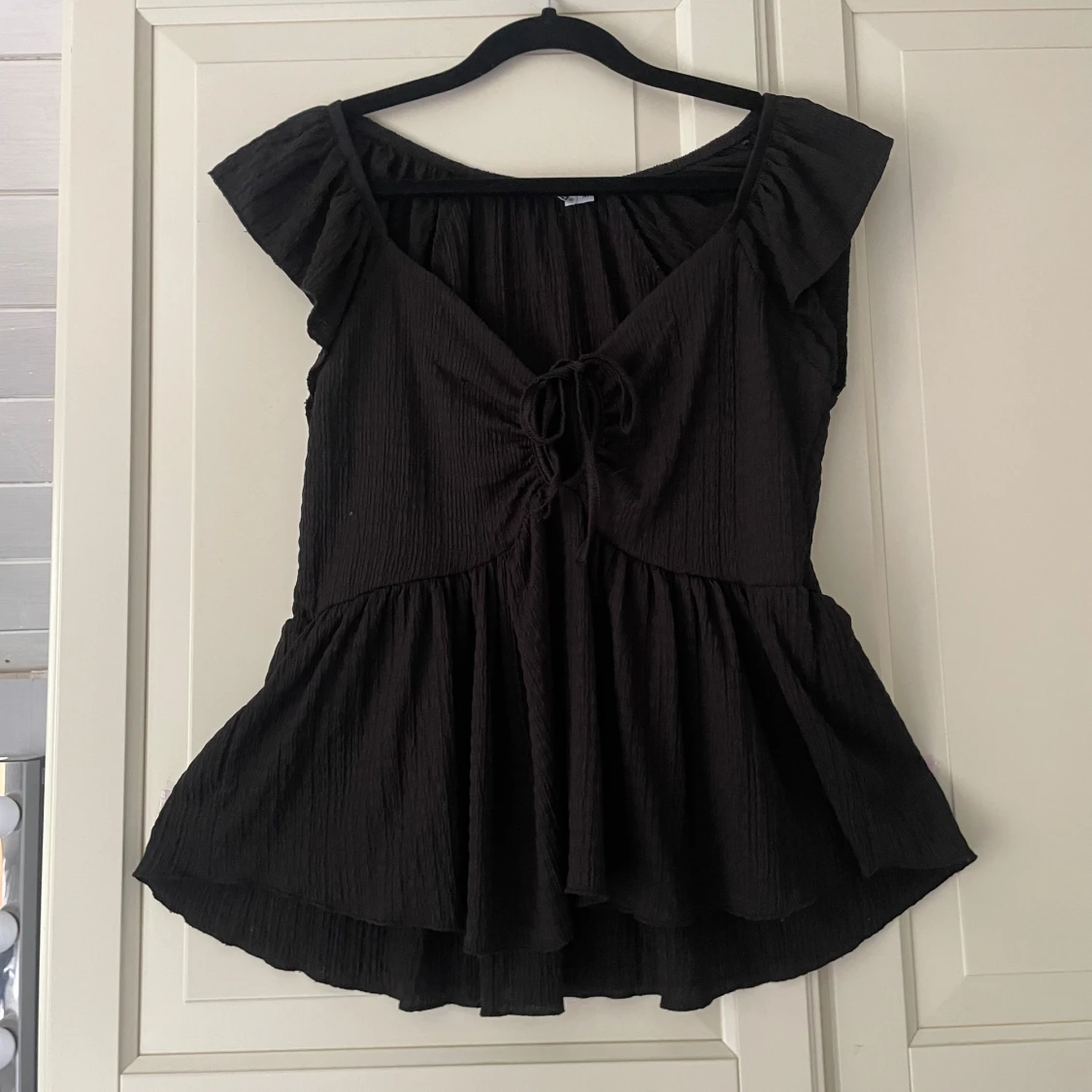 Svart blus med volangärm från Lager 157 - 1