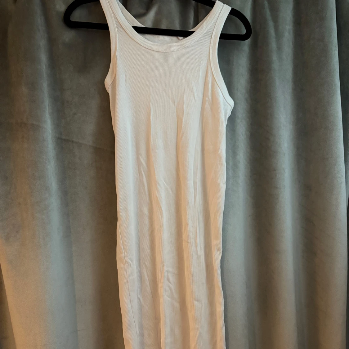 Vit ribbad långklänning