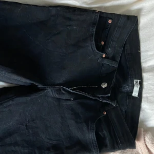 Svarta bootcut/flaired jeans  - Svarta jeans från gina, knappt använda. Materialet är jeans och färgen är helsvart.