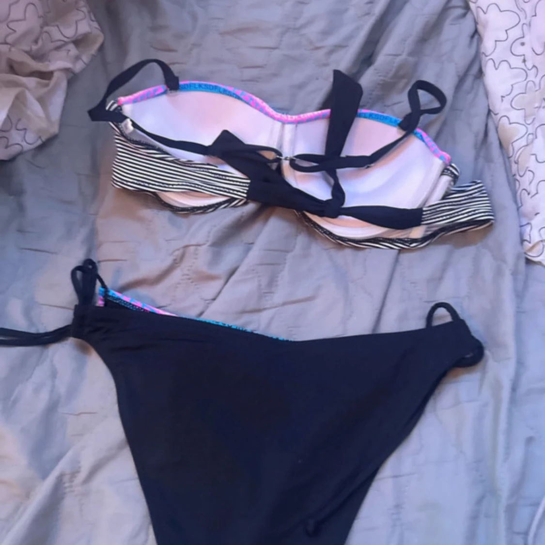 Randig bikini med färgglada detaljer - 1