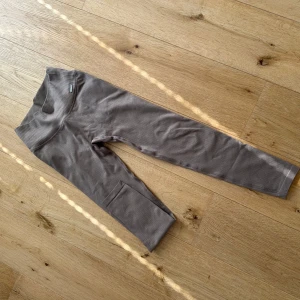 Ribbade leggings från Aimn i taupe - Supersköna ribbade leggings från Aimn i en snygg taupefärg. Hög midja och tight passform som sitter på plats hela dagen. Tillverkade i en mjuk mix av polyamid, polyester och elastan. Perfekta för träning eller chill dagar.