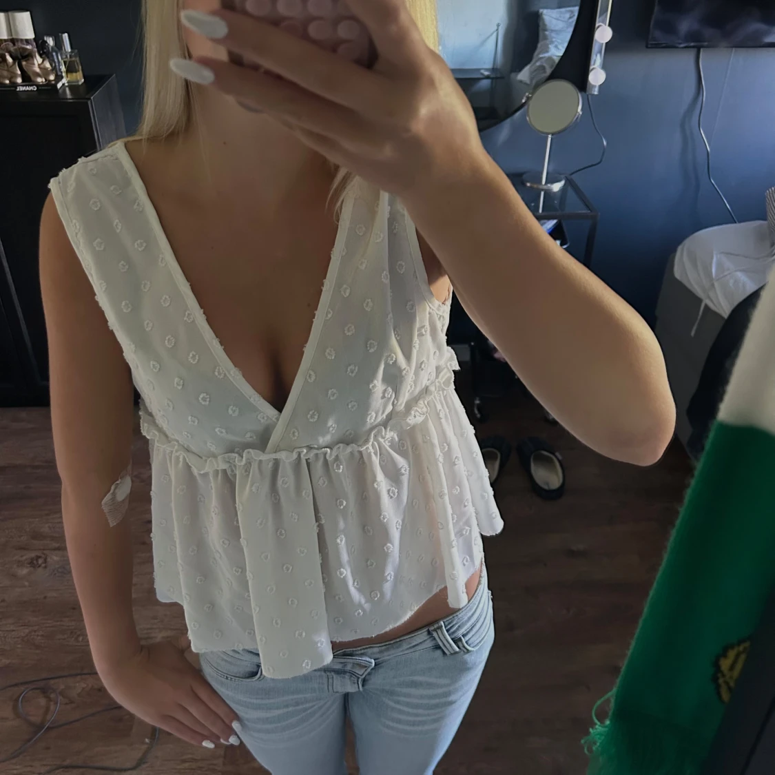 Vit blommig ärmlös blus med v-ringning - 1