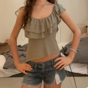 Volang topp - Super snygg volang topp från zara perfekt inför sommaren använd cirka 2 ggr🤍💓😍😍