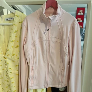 Lululemon define jacket - Så fin rosa define jacket från Lululemon som knappt är använd 