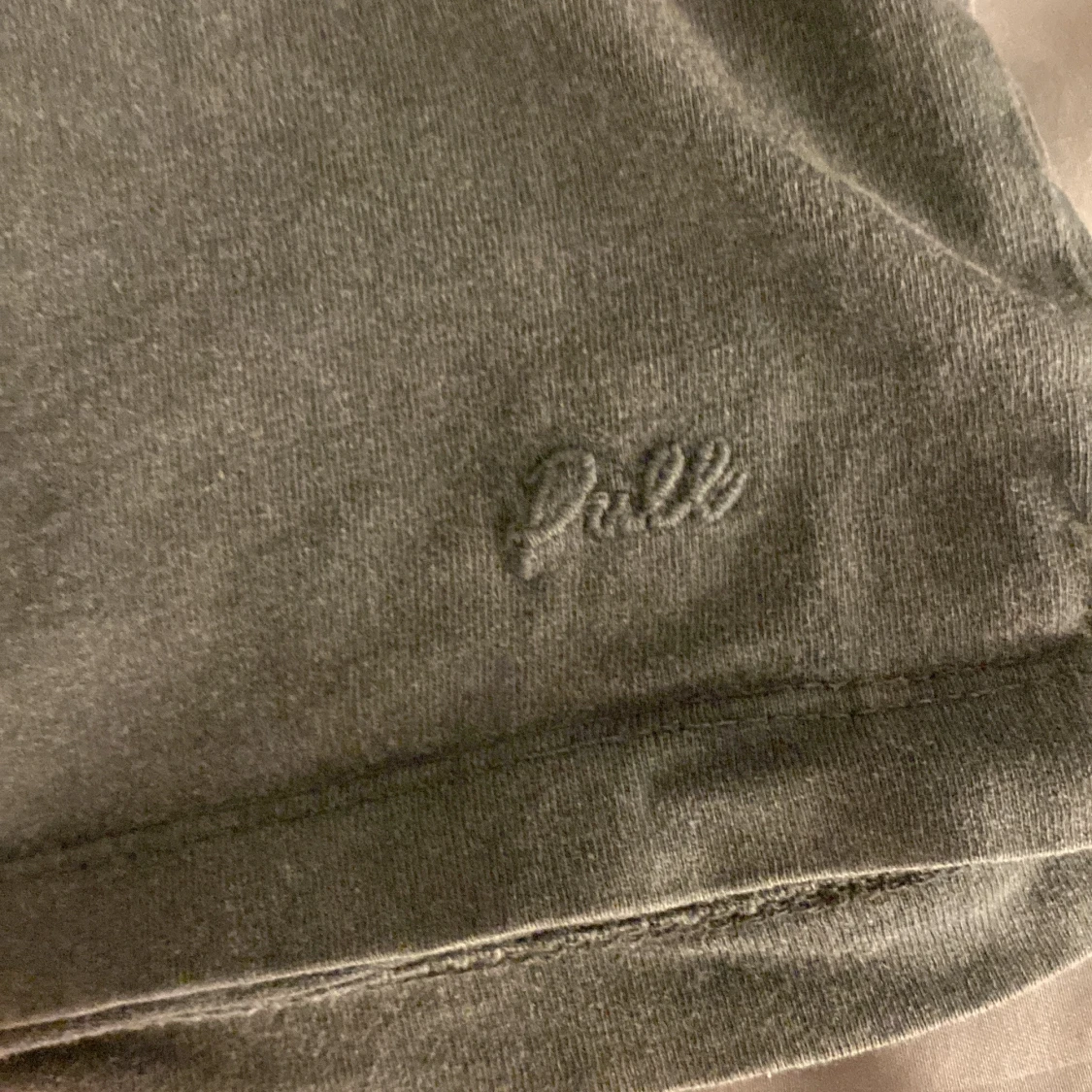 Grå t-shirt med Cleopatra-tryck från Pull&Bear - 3