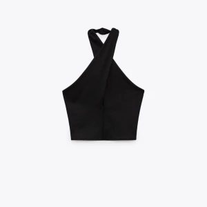 Svart halterneck topp från Zara - Säljer en svart halterneck topp från Zara i storlek S. Toppen har en snygg omlott-detalj framtill och är croppad. Perfekt till sommaren. Kommer tyvärr inte till användning så prislappen är kvar. 