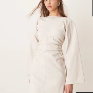 Klänning asos - Säljer denna sååå fina klänningen från asos då den knappt kommit till användning!💞