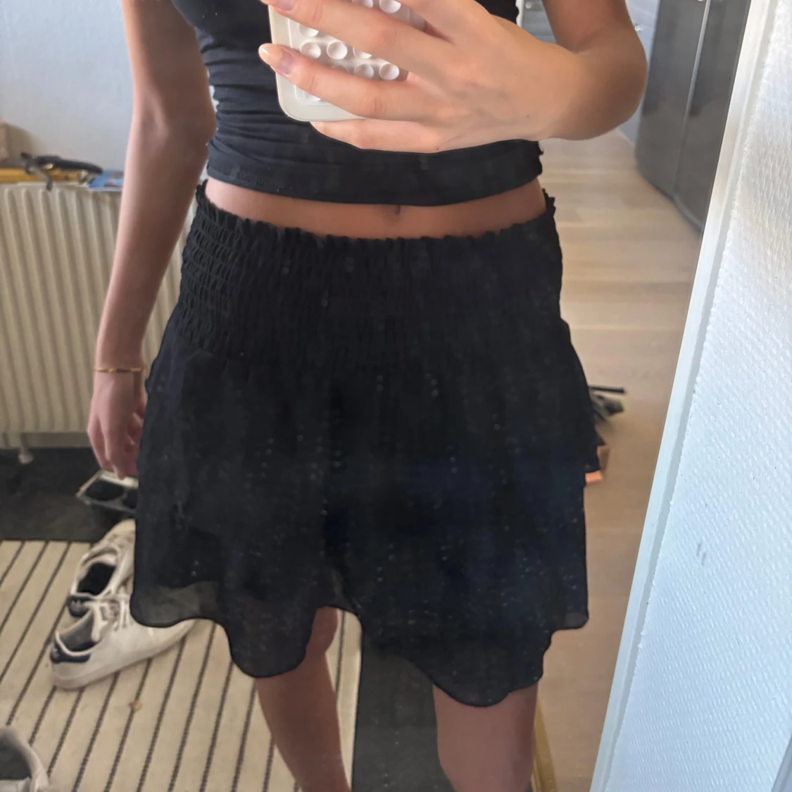 Svart kortkjol med volang - 1