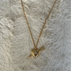 Heart necklace - Aldrig använt! I rostfri stål och 18K guldplätering. Kedjans längd 40+5 cm. Väldigt söt och elegant! Varumärket heter Zaphira