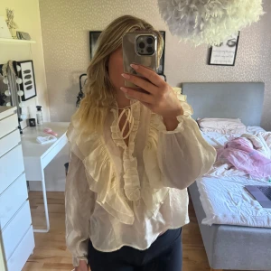 Vit blus - Säljer denna fina vita blusen från Kappahl. Har aldrig använt den utan bara testad och lappen är kvar som man ser på bild två. Den är i storlek S, men säljer även en i XS också. Nypris 499kr🤍