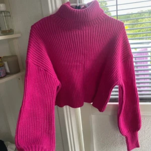 Stickad mag tröja  - Säljer en stickad magtröja i storlek S från SHEIN, materialet känns väldigt bra för att vara från SHEIN! Nytt skick, säljer den för 30 kr + frakt!