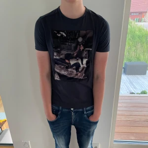 Limitato T-shirt  - Säljer nu denna Limitato T-shirt, defekeye förekommer som syns minimalt, skriv för fler bilder/frågor🙌🏼