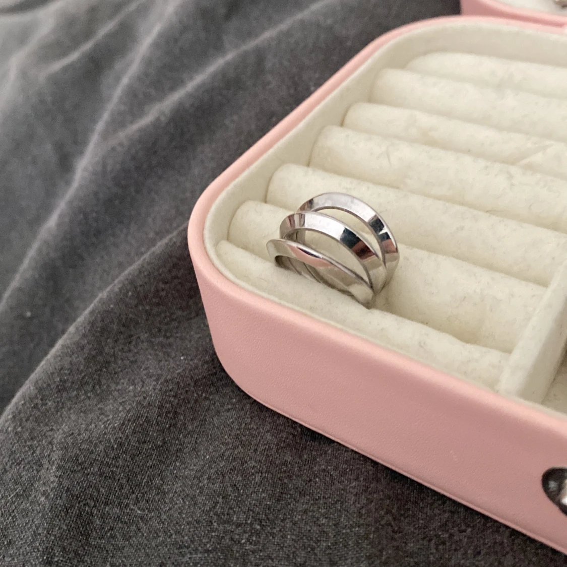 Chunky silverfärgad ring i lager från Edblad  - 2