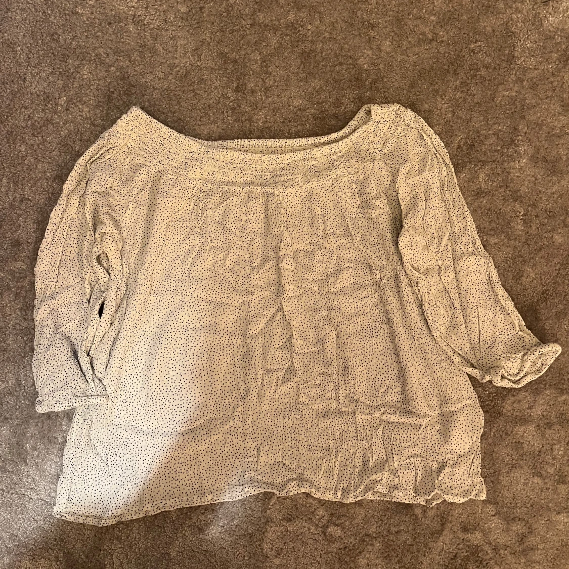 Vit prickig blus med trekvartsärm