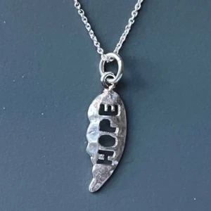 Vackert halsband i 925 silver – HOPE-berlock, handgjort & nytt, från svenska Perla, Butikspris 500 kronor  - Handgjort halsband i äkta 925 sterling silver med oregelbundet formad berlock där ordet HOPE är utskuret. Berlocken liknar ett löv eller en frökapsel – en fin symbol för framtidstro och styrka. Kedjan är ca 46 cm lång, berlocken ca 2 cm. Halsbandet är nytt och har aldrig använts. Priset är redan lågt – jag prutar inte, men erbjuder gärna rabatt vid köp av flera saker. Jag rensar smyckeskrinet – spana gärna in mina andra annonser också!