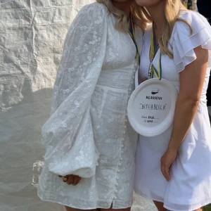 Adoore klänning - Säljer min fina vita adoore klänning i storlek 40. Använd en gång så helt ny. 