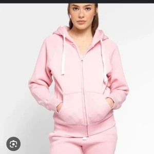 Russemerch sett 💞💞 - Super mysigt och fint sett från Russemerch!! Båda delar i XS💞 Skriv för egna bilder!! Säljer för 1200 eller byter mot samma i grå