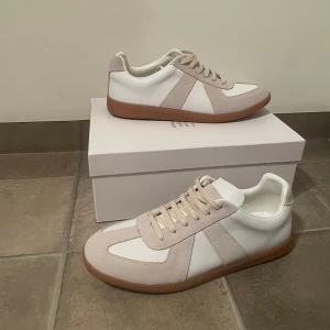 Maison Margiela - Tja, säljer ett par Maison Margiela i storlek 42. Skorna är i super bra skick och har du frågor är det bara att höra av sig✌️