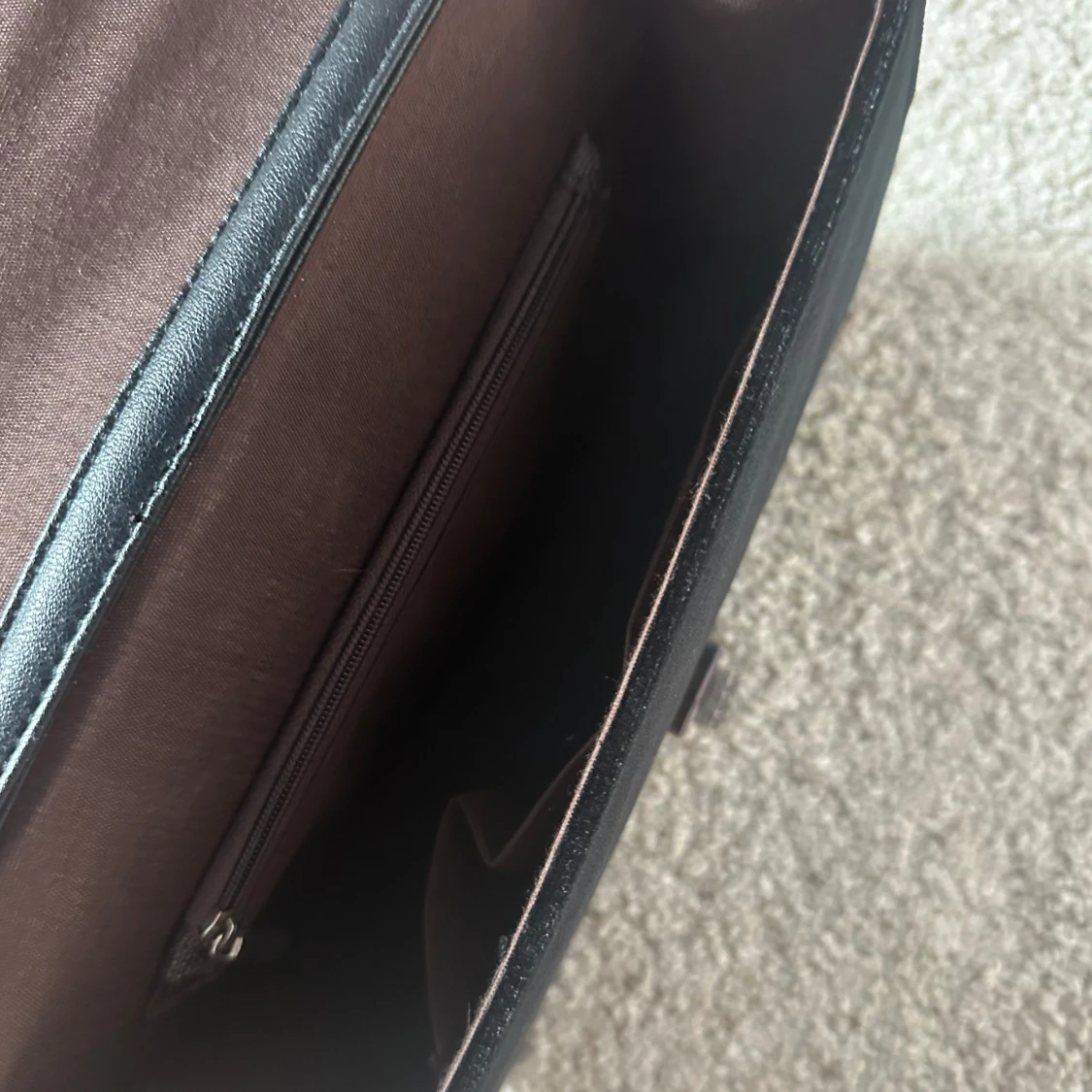 Svart quiltad axelväska i sammet - 3