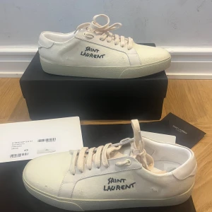 Saint laurent sl/06 st 43 - Fina skor från saint laurent i st 43 | skicket är 9/10 då det finns lite smuts. Kommer med lådan, dustbag och korten✅ Skriv vid någon fundering