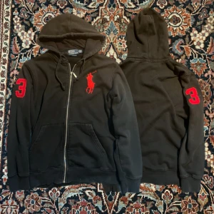 Ralph lauren zip hoodie! - Sjukt fet zip hoodie från Ralph lauren! Denna är riktigt vintage o svåra att få tag på sånna här nu för tiden!