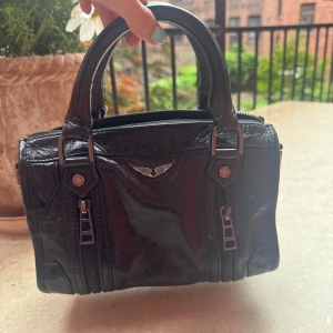 Svart handväska Zadig & Voltaire skinn liten sunny XS  - Svart handväska från Zadig och Voltaire. Perfekt konformationspresent💕väskan får plats mobil och mycket mer och är i blankt läder 💕💕säljs inte längre och köpte för ca 4200kr💕knappt använd och mycket bra skick