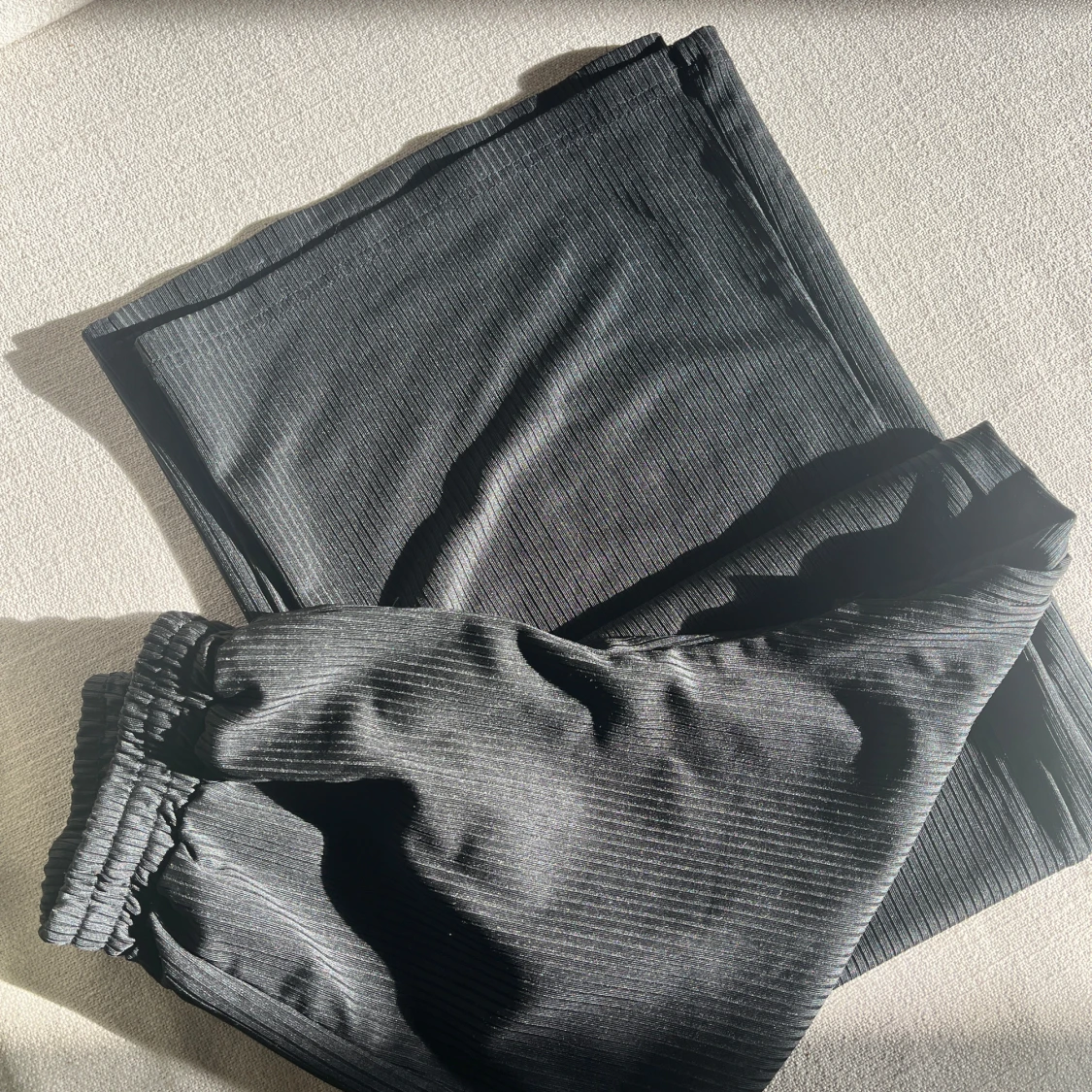 Svarta ribbade mjukisbyxor - 1